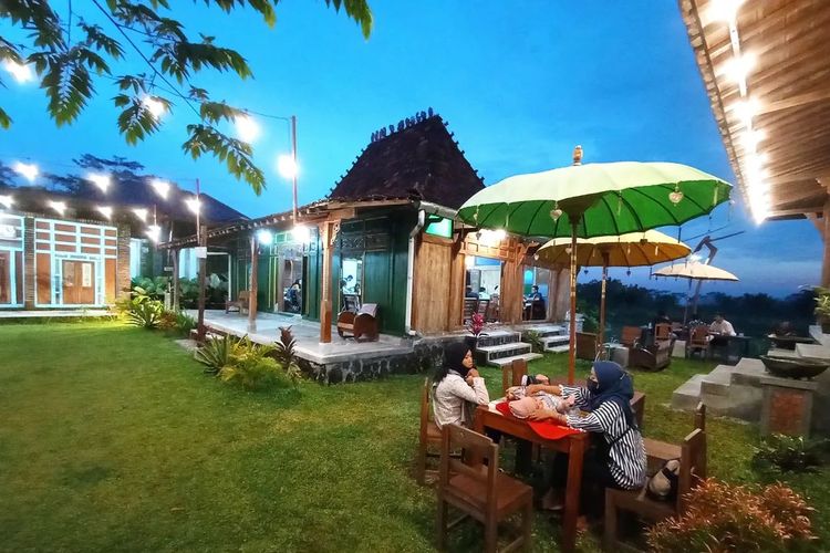 Suasana di warung makan Ngesellan, salah satu spot kuliner hidden gem Yogyakarta.
