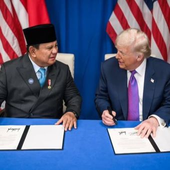 Indonesia dan Amerika Serikat (AS) resmi menandatangani perjanjian tarif timbal balik atau tarif resiprokal (Agreement on Reciprocal Trade/ART) kedua negara pada Kamis (19/2/2026) waktu setempat.  Penandatanganan ini dilaksanakan langsung oleh Presiden Prabowo Subianto dan Presiden AS Donald Trump di sela-sela kunjungan Presiden Prabowo ke Washington DC, Amerika Serikat (AS). 