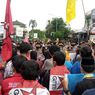 Warga Gelar Aksi Bentangkan Kain Usai Jokowi Bagikan BLT Minyak Goreng di Jambi