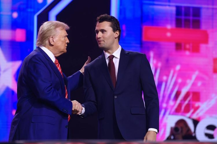 Charlie Kirk tampak bersalaman dengan Donald Trump. Kirk meninggal dunia di usia 31 tahun setelah ditembak di sebuah acara debat di salah satu kampus di AS.