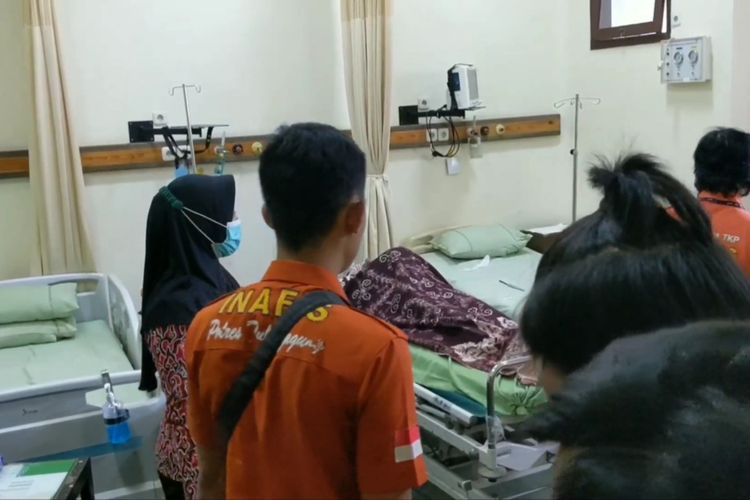 Tim Inafis Satreskrim Polres Tulungagung melakukan penyelidikan terhadap jenazah korban tewas diduga setelah latihan pencak silat, Rabu (22/11/2023)