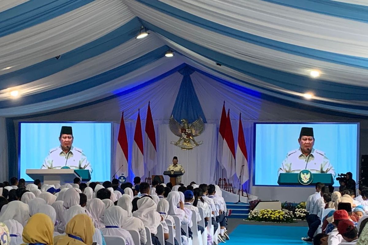 Presiden RI Prabowo Subianto di SMPN 4 Kota Bekasi, Jawa Barat, Senin (17/11/2025).