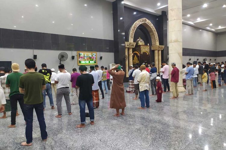 Warga Kota Ambon tetap menggelar shalat magrib berjamaah di Masjid Raya Al Fatah Ambon, meski MUI Maluku telah meminta warga agar melaksanakan shalat di rumah masing-masing, Jumat (27/3/2020).