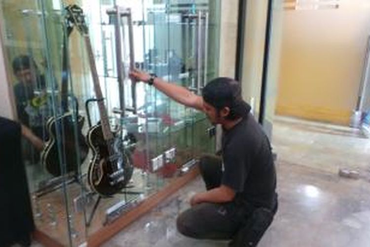 Gitar pemberian kepada Jokowi yang sudah dikembalikan ke negara dipajang di gedung Komisi Pemberantasan Korupsi (KPK).