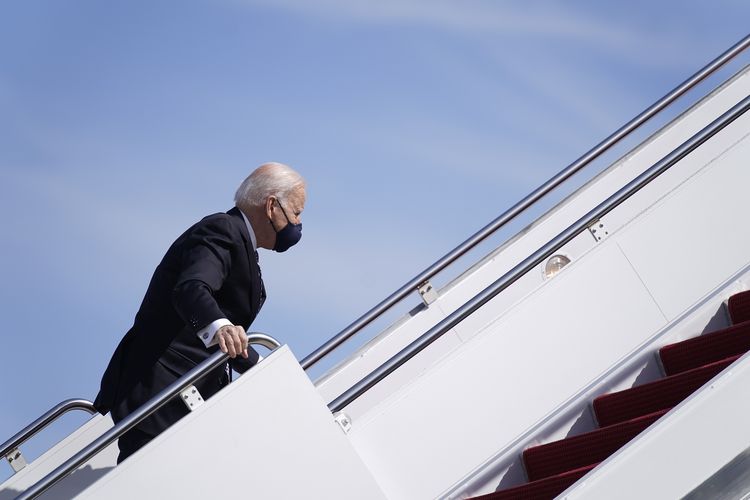 Presiden Amerika Serikat (AS) Joe Biden berhasil bangkit setelah jatuh sebanyak tiga kali ketika menaiki tangga pesawat Air Force One di Pangkalan Gabungan Andrews, Maryland, pada 19 Maret 2021.