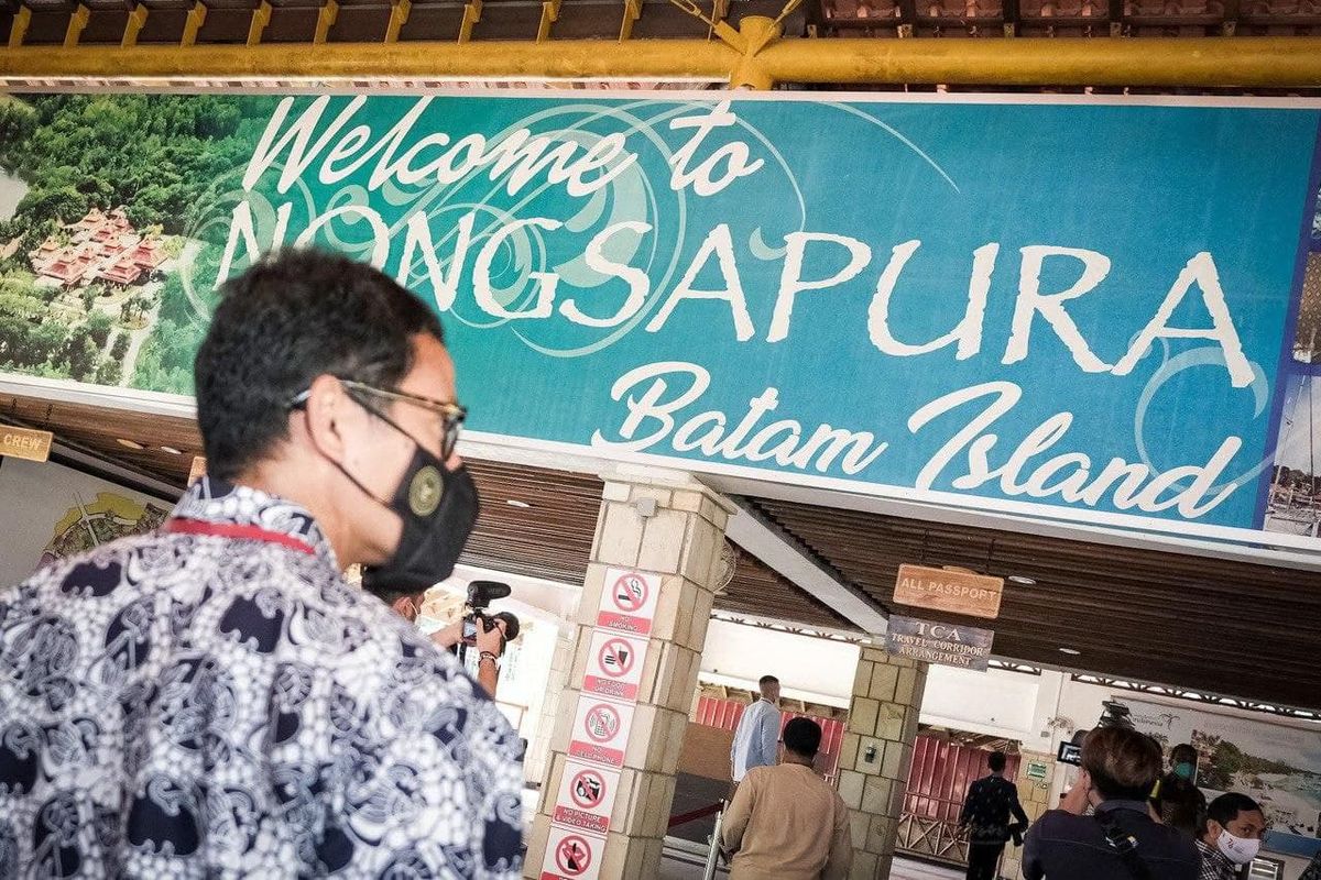 Menteri Pariwisata dan Ekonomi Kreatif Sandiaga Uno saat mengunjungi Pelabuhan Nongsapura di Batam, Kepulauan Riau, Jumat (21/1/2022).