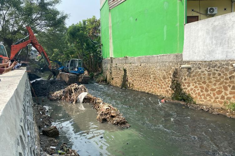 Kali Mampang Dikeruk Sepanjang 437 Meter untuk Antisipasi Banjir