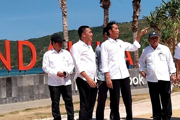 Presiden Joko Widodo meninjau progres pembangunan KEK Mandalika, Lombok Tengah, NTB, Jumat (17/5/2019)
