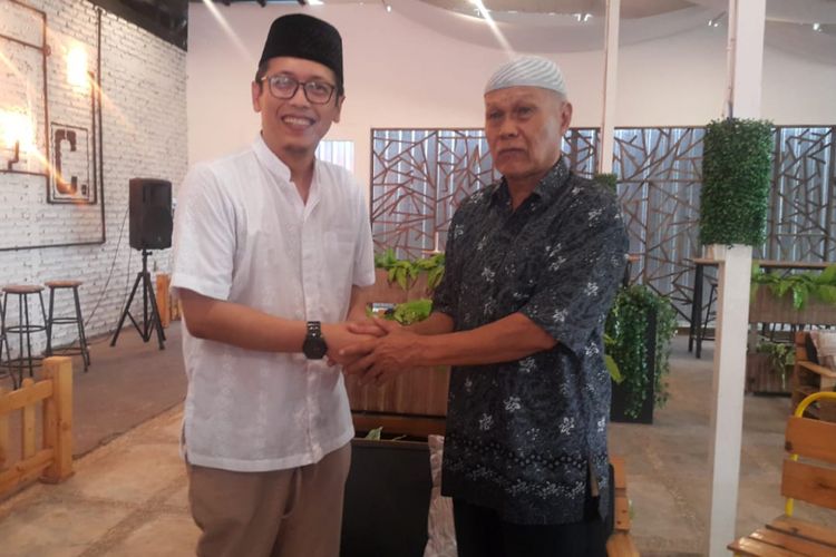 Calon Legislatif PSI DPR RI Andro Rohmana Putra bersalaman dengan Suparlan perwakilan keluarga korban yang kejatuhan baliho bergambar dirinya. Kedua bersepakat damai untuk tidak memperpanjang masalah kasus tersebut.  