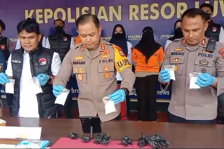 Kapolres Luwu, AKBP Arisandi mengangkat barang bukti kepemilikan shabu yang dikuasai oleh seorang IRT berinisial AM warga Desa Tanjung, Kecamatan Bupon, Kabupaten Luwu, Sulawesi Selatan, Senin (5/8/2024)