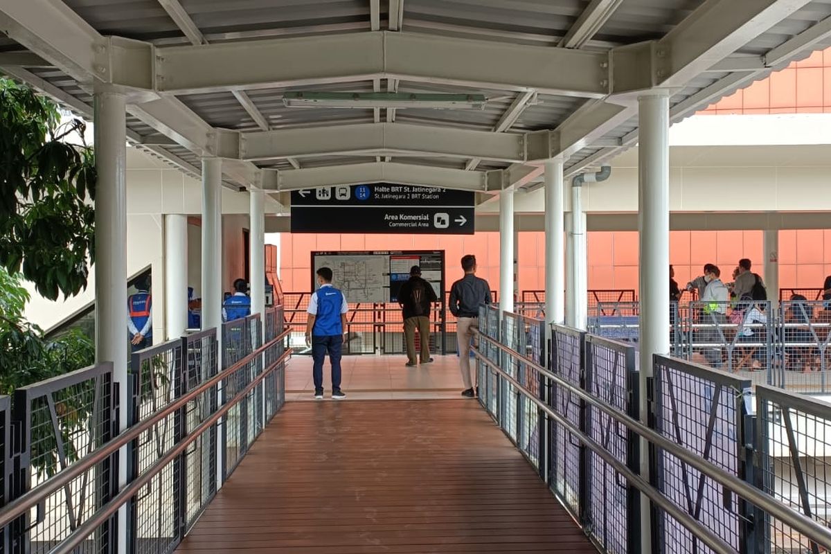 Suasana halte Jatinegara 2 milik PT TransJakarta yang menghubungkan akses ke Stasiun Jatinegara yang baru diresmikan pada Rabu (4/1/2023).