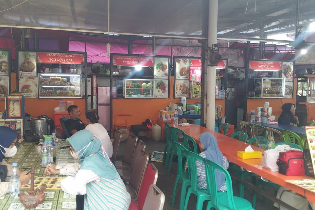 Suasana area kuliner di Lenggang Jakarta, terlihat para pengunjung kawasan Monas itu beristirahat sambil menunggu hidangan makanan yang telah dipesan di kios makanan, Rabu (28/9/2022).