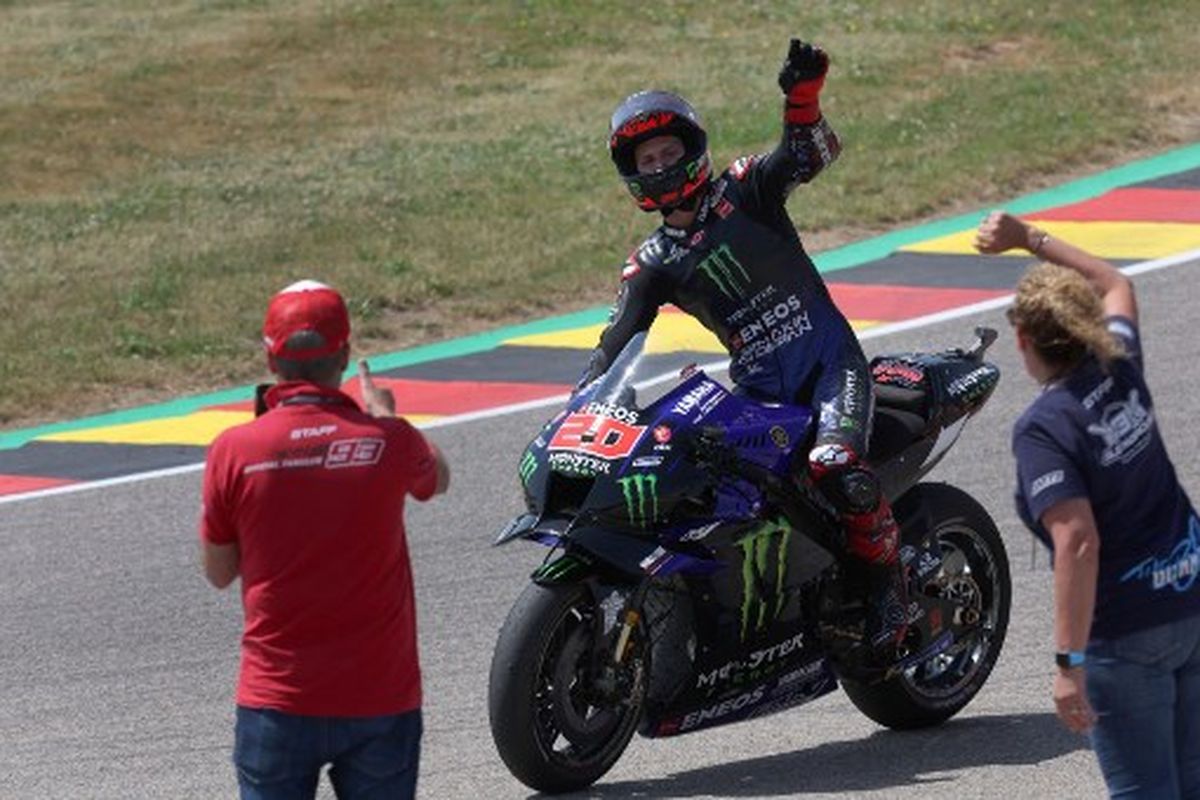 Fabio Quartararo (Monster Energy Yamaha) sukses menjadi pemenang balapan MotoGP Jerman 2022 yang dihelat di Sirkuit Sachsenring, Minggu (19/6/2022) malam WIB.