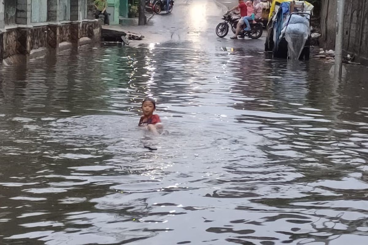 Banjir masih menggenang wilayah Kebon Jeruk, Jakarta Barat pada Rabu (1/1/2020) malam.