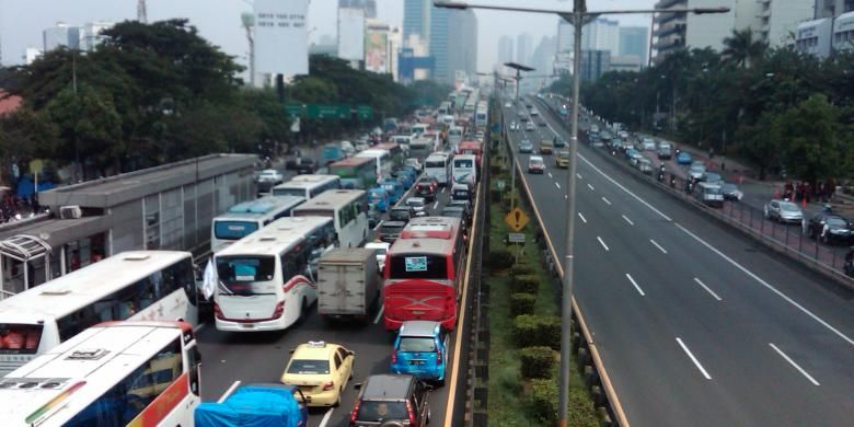 Kondisi lalu lintas di Jalan Gatot Subroto tepatnya di depan Kemenakertrans pada Rabu (1/5/2013). Terlihat arus kendaraan menuju arah  Semanggi mengalami kemacetan parah, sedangkan arah sebaliknya menuju Cawang lancar