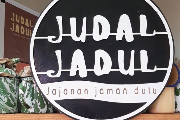 Warung Jajanan Jadul di Halte Transjakarta Bundaran HI, Jakarta