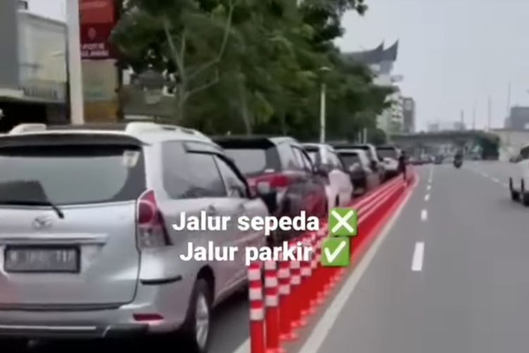 Akun Instagram @streetmannersindonesia mengunggah sebuah video yang menunjukkan jalur sepeda permanen di Jalan Salemba Raya, Jakarta Pusat, dibuat parkir mobil. Kepala Dishub DKI Syafrin Liputo mengatakan, pihaknya sedang berkoordinasi dengan jajaran Kepolisian Daerah Metro Jaya terkait pengawasan tersebut. 