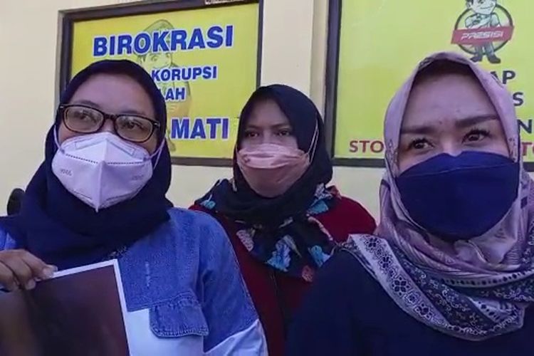 Sejumlah emak-emak yang merasa ditipu arisan dan investasi bodong membuat laporan ke Polres Rembang, Senin (30/5/2022)