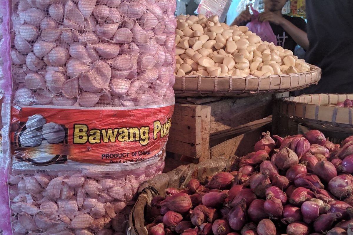 Bawang putih impor asal China di Pasar Anyar Kota Tangerang, Rabu (12/2/2020)