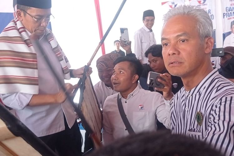 Ganjar Pranowo main Peresehan hingga disupiri TGB saat safari politik di Lombok, NTB, Minggu (18/6/2023).