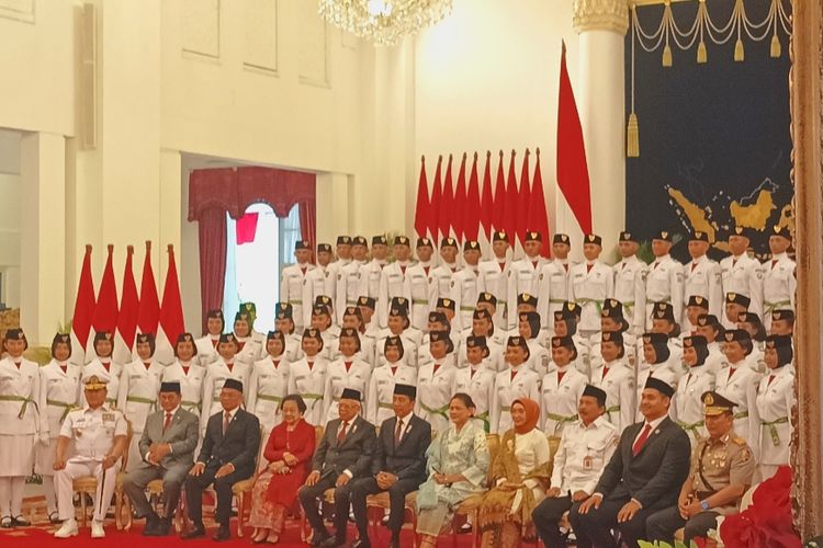 Presiden Joko Widodo, Wakil Presiden Ma'ruf Amin beserta Ketua Dewan Pengarah BPIP Megawati Soekarnoputri dan para pejabat terkait berfoto bersama 76 anggota paskibraka nasional yang baru saja dikukuhkan di Istana Negara pada Selasa (15/8/2023).