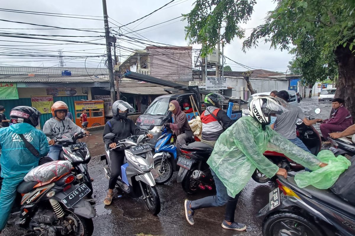 Akibat diguyur hujan sejak kemarin, banjir merendam ruas Jalan KH Ahmad Dahlan, Kelurahan Petir, Kecamatan Cipondoh, Kota Tangerang hingga pukul 12.30 WIB, Senin (27/2/2023).    Ketinggian air berkisar antara 30-60 sentimeter.