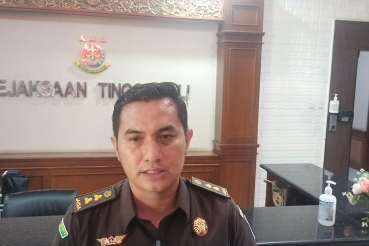 Kepala Seksi Penerangan Hukum (Kasipenkum) Kejat Bali, Luga Harlianto, saat mengungkap pengembangan penyelidikan dugaan korupsi dana Sumbangan Pengembangan Institusi (SPI) mahasiswa baru seleksi jalur mandiri tahun akademik 2018/2019 hingga 2022/2023 di Universitas Udayana (Unud) Bali. pada Senin (13/2/2023). Kompas.com/ Yohanes Valdi Seriang Ginta