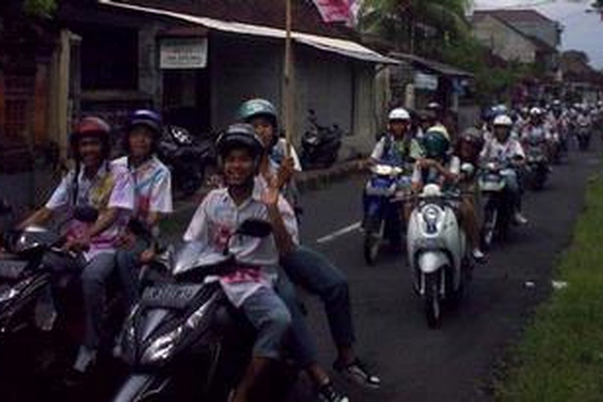 Ratusan siswa di Bali merayakan kelulusan dengan corat-coret dan konvoi di jalan usai dinyatakan lulus pada pengumuman hasil UN, Senin (16/05/2011).