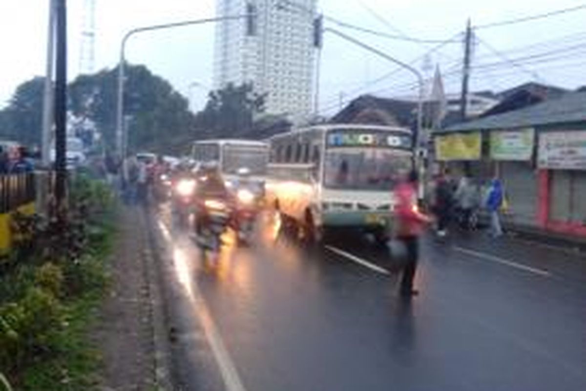Sejumlah bus kota yang menunggu penumpang di depan Stasiun Palmerah, Jakarta Pusat, Senin (22/7/2013). Akibat bus-bus yang menunggu di sembarang tempat, ruas jalan menjadi tersendat dan kemacetan pun tak dapat dihindari