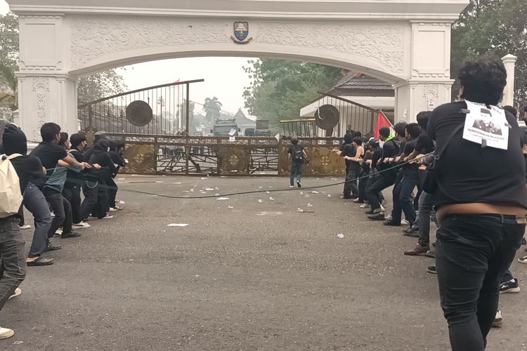 Kecewa Gubernur Tak Pernah Temui Massa Demo Karhutla, Warga Robohkan Gerbang Kantor Gubernur Jambi