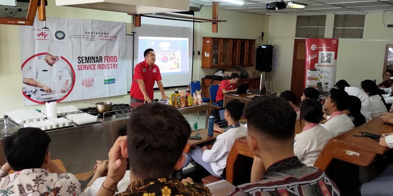 Ajinomoto dalam seminar Modern Cooking pada 26 Mei 2023 di Politeknik Pariwisata NHI Bandung, mengedukasi calon chef atau jurumasak dengan kampanye Bijak Garam.

