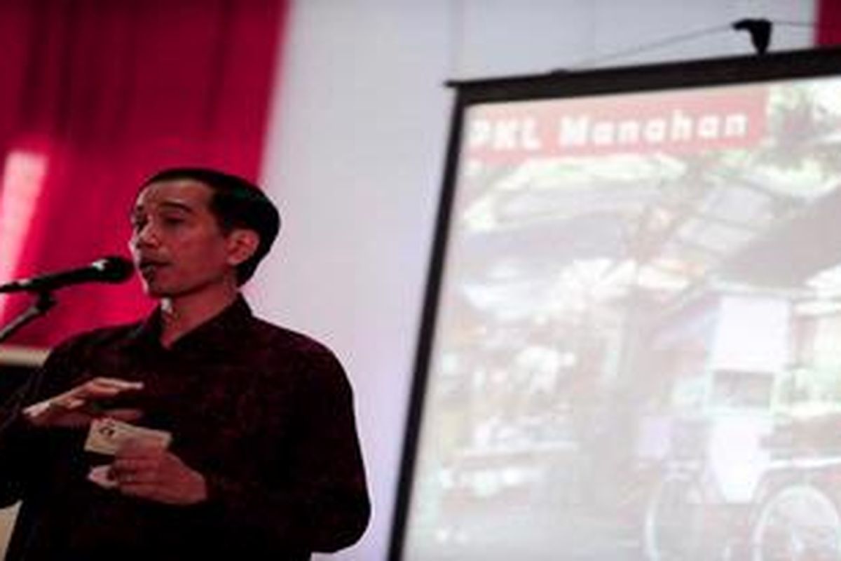 Negara Paripurna - Wali Kota Solo Joko Widodo saat hadir dalam diskusi bedah buku "Negara Paripurna" karya Yudi Latief di Gedung Panti Marhaen, Kota Semarang, Jawa Tengah, Rabu (29/2/2012). Dalam bedah buku yang diselenggarakan PDI-P Jawa Tengah tersebut hadir pula sejumlah tokoh antara lain Gubernur Jawa Tengah Bibit Waluyo, Jusuf Kalla, Fahmi Idris, Hamid Awaludin ,Tjahjo Kumolo dan Effendi Gazali yang mendiskusikan persoalan kebangsaan.