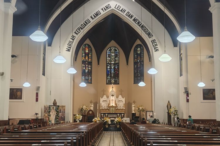 Pengurus Gereja Katedral Bandung Santo Petrus di Jalan Merdeka, Kota Bandung, Jawa Barat memasang foto Paus Fransiskus untuk kegiatan misa khusus dan doa Rosario, Senin (21/4/2025) sore.