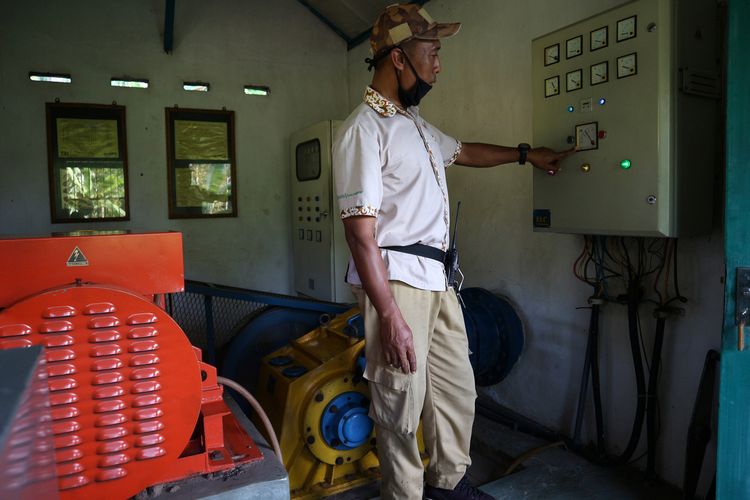 Peralatan yang berfungsi untuk mengonversi energi arus Sungai Maron menjadi energi listrik di rumah turbin PLTMH Kali Maron. Pembangkit listrik tersebut Maron dibangun warga Dusun Janjing, Desa Seloliman, Kecamatan Trawas, Kabupaten Mojokerto, Jawa Timur, untuk memenuhi kebutuhan listrik di perkampungan mereka.