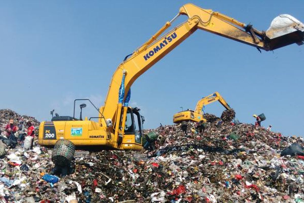 Para pemulung nampak sedang bekerja di gunungan sampah TPST Bantar Gebang, Bekasi. Selasa (26/7/2016)