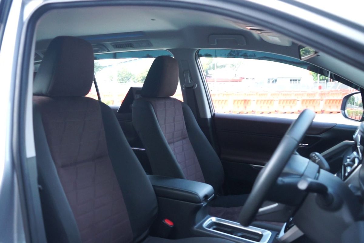 Interior Innova Zenix V Bensin