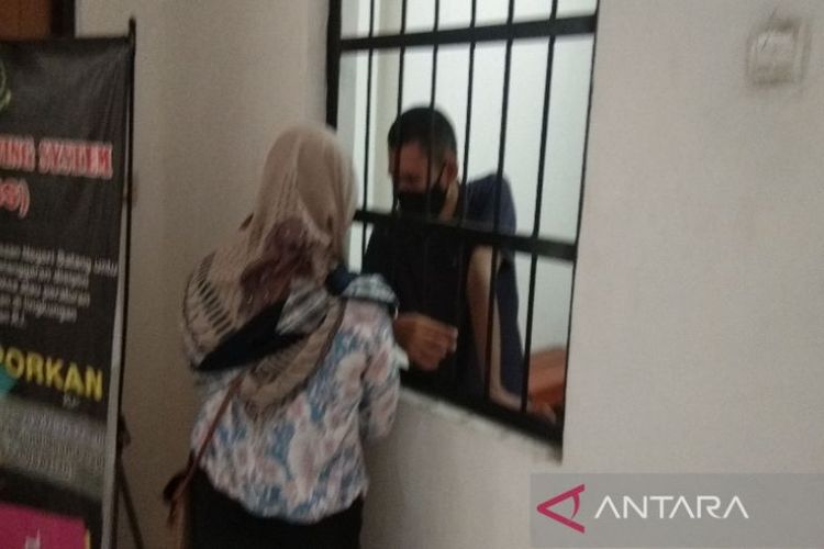 AM , guru tersangka kasus pencabulan 23 siswi SMP Gringsing saat dijenguk istrinya di ruang tahanan Kejari Kabupaten Batang, Kamis (24/11/2022). 