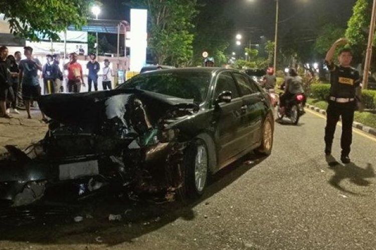 Mobil Toyota Camry mengalami kecelakaan tunggal di Jalan Soekarno Hatta, Kota Jambi, Kamis (2/2/2023) malam. Kendaraan tersebut merupakan milik Sekretariat DPRD Jambi.

