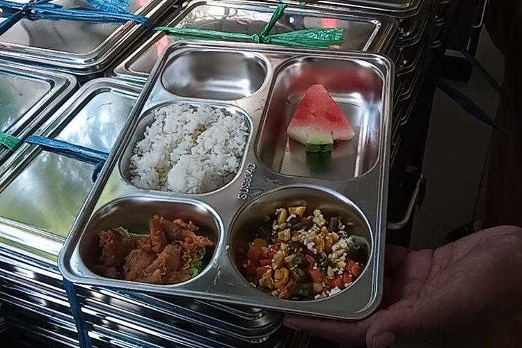 Siswa siswi SMPN 26 Bandung tengah menikmati program makanan siang gratis , Senin (6/1/2025).