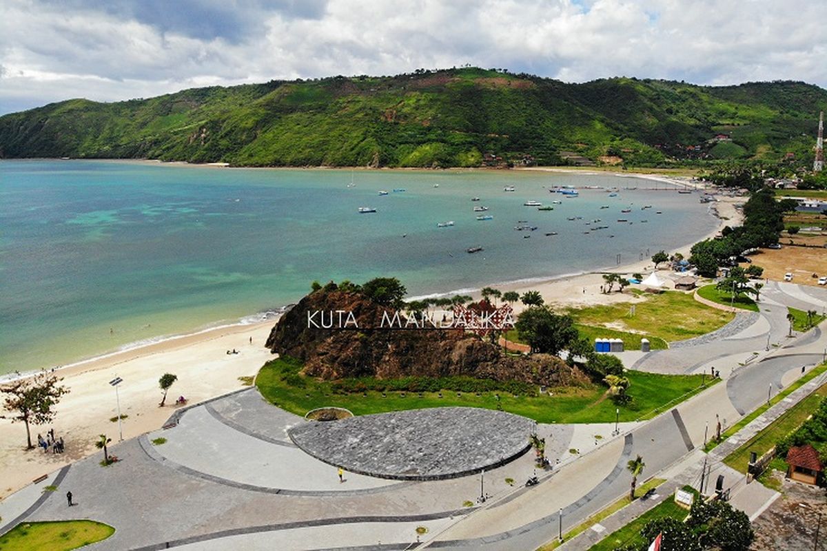 Pantai Kuta Mandalika di Kabupaten Lombok Tengah, Nusa Tenggara Barat.