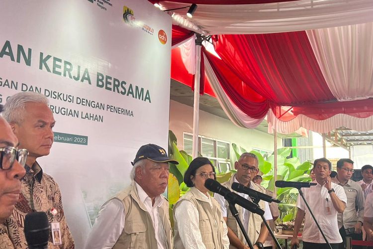 Gubernur Jawa Tengah Ganjar Pranowo, Menteri PUPR Basuki Hadimuljono, Menteri Keuangan Sri Mulyani usai meninjau Tol Solo-Yogyakarta-YIA Kulonprogo di Solo, Senin (27/2/2023).