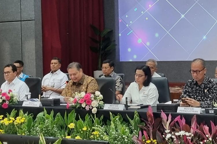 Menteri Koordinator Bidang Perekonomian Airlangga Hartarto dan Menteri Keuangan Sri Mulyani Indrawati bersama sejumlah menteri lainnya saat Konferensi Pers Paket Stimulus Ekonomi di Gedung Kemenko Perekonomian, Jakarta, Senin (16/12/2024), Pemerintah Beri Insentif PPN 12 Persen, Ada Diskon Tarif Listrik dan Beras 10 Kg 