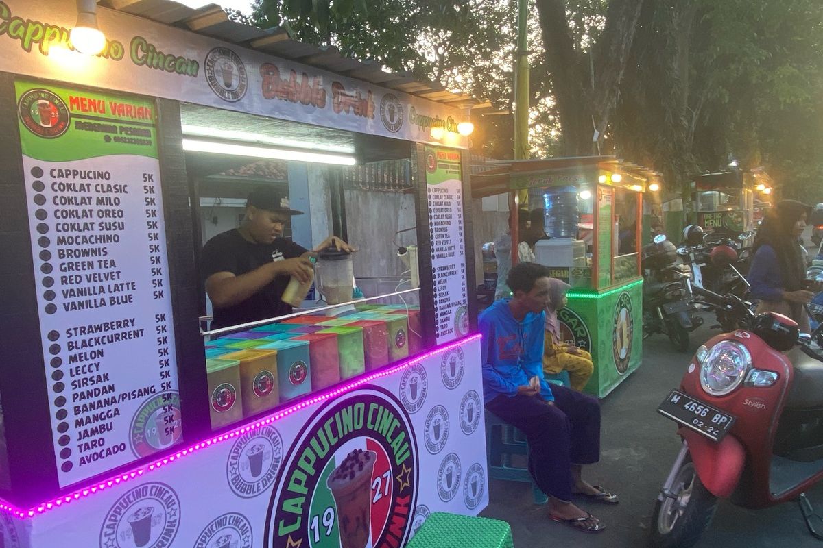 Penjual takjil di Kabupaten Pamekasan tumbuh seperti jamur di musim hujan saat Ramadhan. Mereka bebas berjualan dimanapun tanpa ada larangan dari pemerintah.