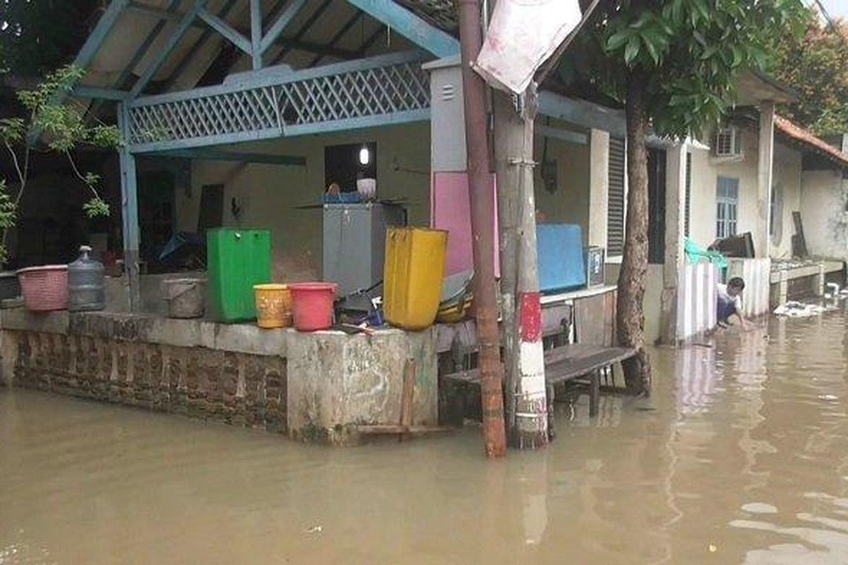 Banjir melanda Kawasan Kampung Bulak, Pondok Aren, Tangerang Selatan, Jumat (5/2/2021)