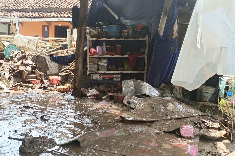 Kondisi pemukiman warga di Kampung Puja, Desa Panyadap, Kecamatan Solokanjeruk, Kabupaten Bandung, Jawa Barat Jumat (22/11/2024) pasca diterjang luapan Sungai Cisunggalah yang jebol Kamis sore