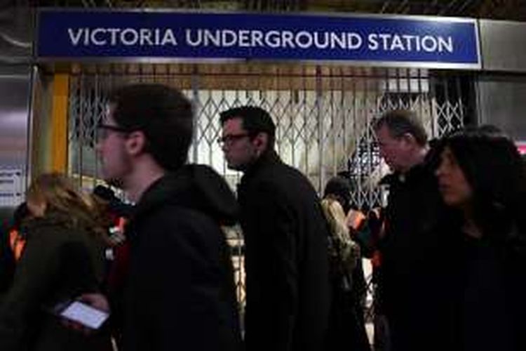 Warga London berdesakan di sebuah stasiun kereta bawah tanah yang tutup karena seluruh karyawannya melakukan aksi mogok kerja.