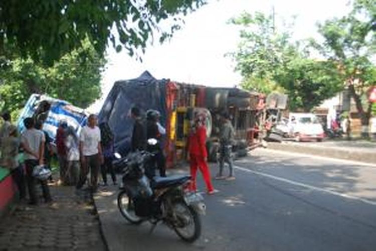 Sebuah truk terguling dan menimpa mini bus di Kendal, Selasa (10/2/2015).