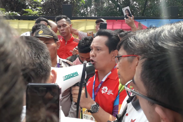Director Ticketing INASGOC Sarman Simanjuntak memberikan penejelasan kepada pengantre tiket final bulu tangkis Asian Games 2018 bahwa tiket sudah habis pada Rabu (22/8/2018).