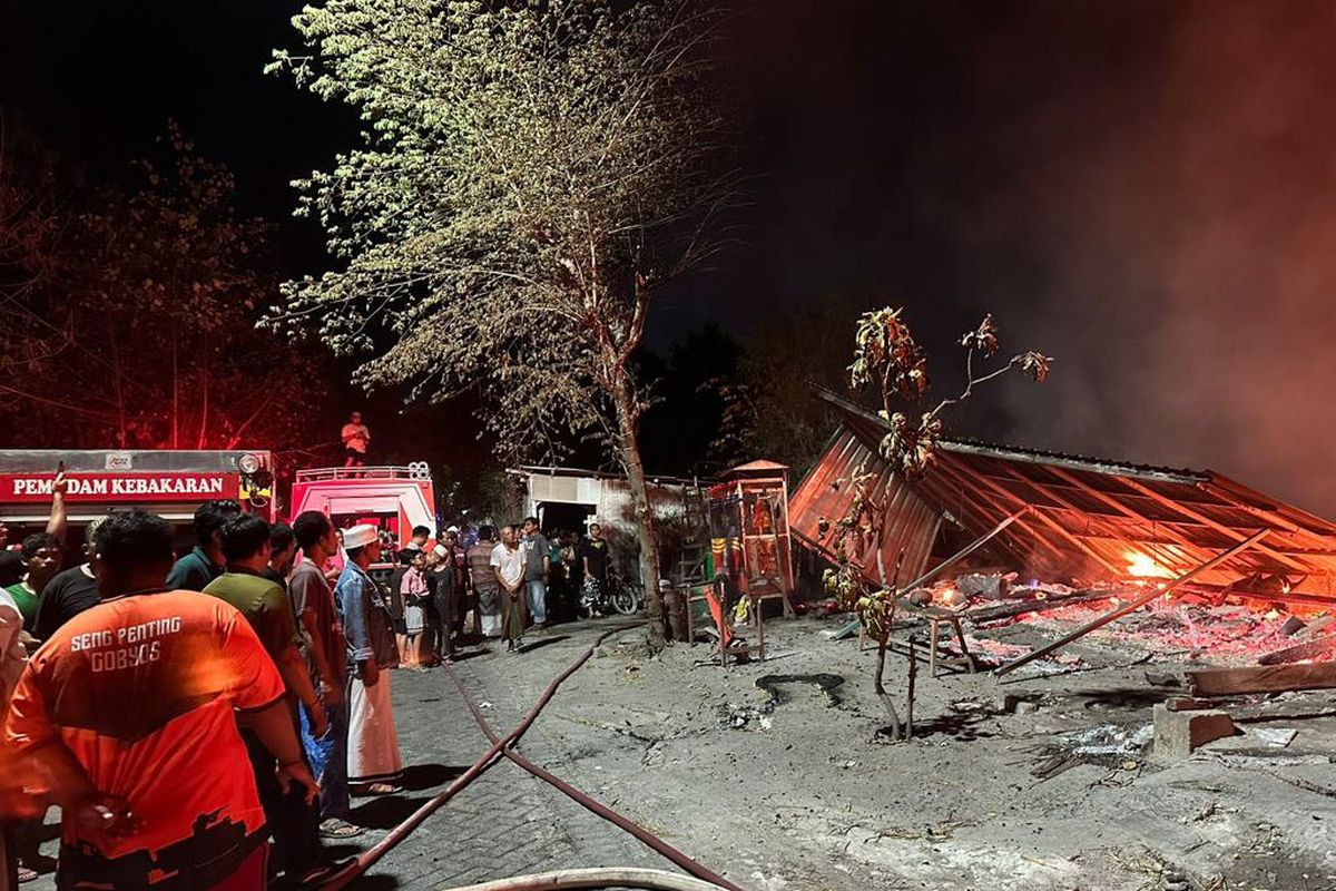 Kebakaran melanda dua rumah, satu warkop, kandang dan delapan ekor kambing di Desa Suci, Kecamatan Manyar, Gresik, Jawa Timur, Selasa (17/10/2023) malam. Kebakaran ini berawal dari aktivitas membakar sisa makanan kambing.