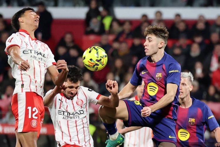 Fermin Lopez (kanan) berduel dengan Vitor Reis dalam pertandingan sepak bola Liga Spanyol antara Girona vs Barcelona di Stadion Montilivi di Girona pada 16 Februari 2026. (Foto oleh Josep LAGO / AFP)